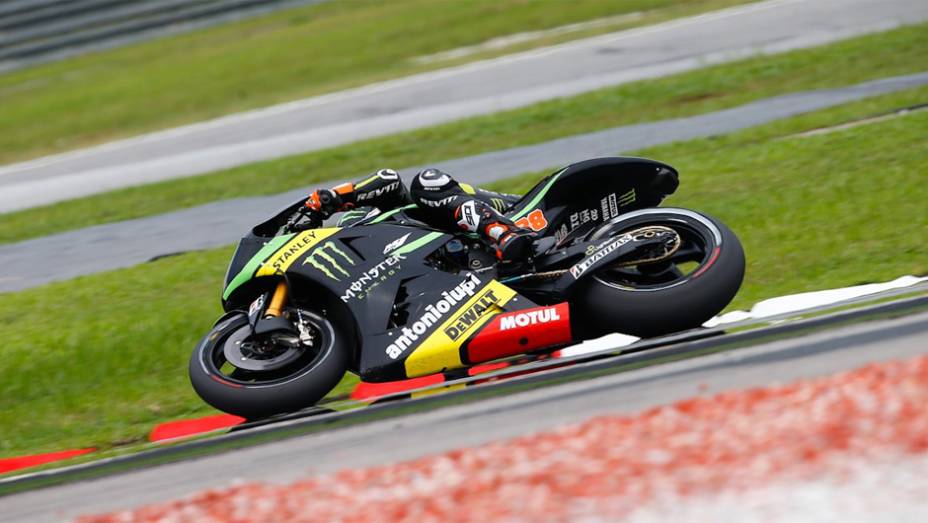 Bradley Smith abre a terceira fila, em sétimo | <a href="https://quatrorodas.abril.com.br/moto/noticias/motogp-marquez-conquista-pole-malasia-756881.shtml" rel="migration">Leia mais</a>