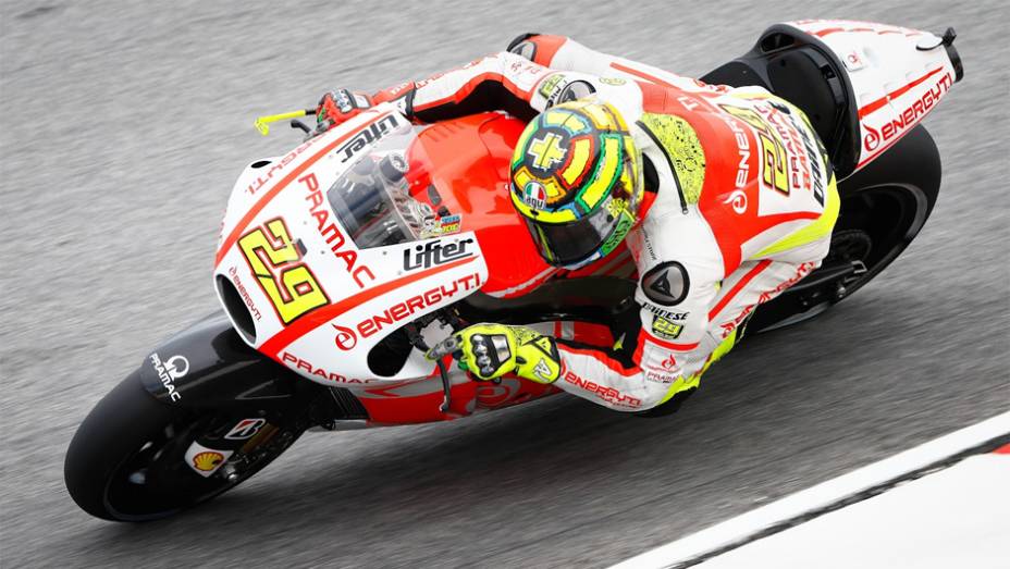 Andrea Iannone fechou a lista dos 10 mais rápidos para o GP da Malásia | <a href="https://quatrorodas.abril.com.br/moto/noticias/motogp-marquez-conquista-pole-malasia-756881.shtml" rel="migration">Leia mais</a>