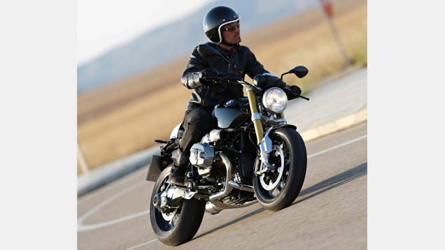 Seu visual musculoso se alia ao estilo roadster clássico | <a href="https://quatrorodas.abril.com.br/moto/noticias/bmw-comemora-90-anos-nova-r-ninet-roadster-757341.shtml" rel="migration">Leia mais</a> Seu visual musculoso se alia ao estilo roadster clássico | <a href="https://quatrorodas.abril.com.br/moto/noticias/bmw-comemora-90-anos-nova-r-ninet-roadster-757341.shtml" rel="migration">Leia mais</a>