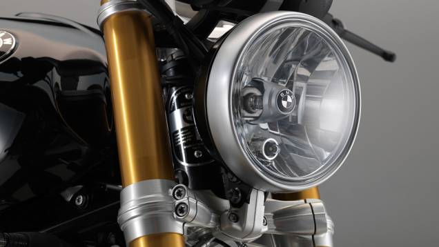 Detalhe do farol | <a href="https://quatrorodas.abril.com.br/moto/noticias/bmw-comemora-90-anos-nova-r-ninet-roadster-757341.shtml" rel="migration">Leia mais</a>