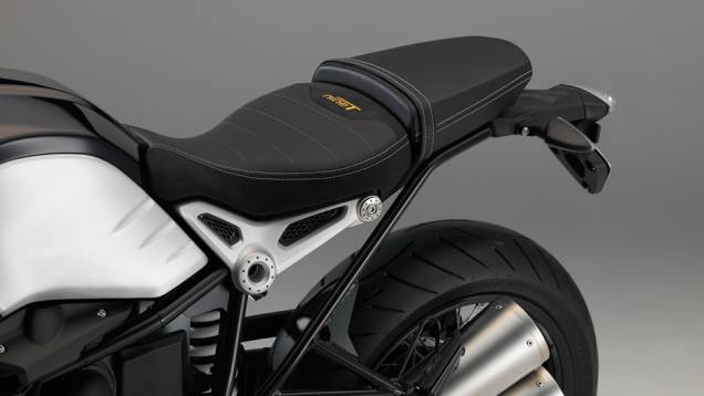 Banco para passageiro pode ser colocado na BMW R nineT | <a href="https://quatrorodas.abril.com.br/moto/noticias/bmw-comemora-90-anos-nova-r-ninet-roadster-757341.shtml" rel="migration">Leia mais</a> Banco para passageiro pode ser colocado na BMW R nineT | <a href="https://quatrorodas.abril.com.br/moto/noticias/bmw-comemora-90-anos-nova-r-ninet-roadster-757341.shtml" rel="migration">Leia mais</a>