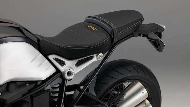 Banco para passageiro pode ser colocado na BMW R nineT | <a href="https://quatrorodas.abril.com.br/moto/noticias/bmw-comemora-90-anos-nova-r-ninet-roadster-757341.shtml" rel="migration">Leia mais</a>