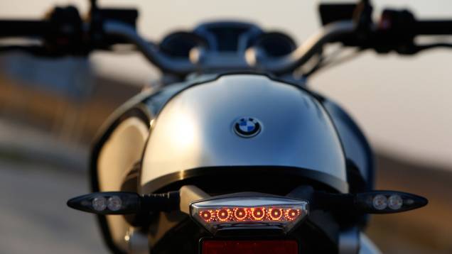 BMW comemora 90 anos e presenteia apaixonados por motos com um novo modelo retro no estilo café racer | <a href="https://quatrorodas.abril.com.br/moto/noticias/bmw-comemora-90-anos-nova-r-ninet-roadster-757341.shtml" rel="migration">Leia mais</a>