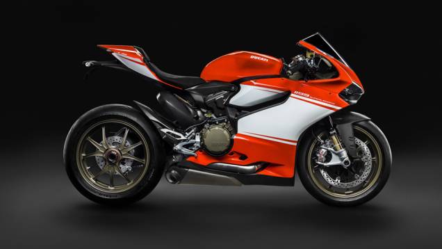 Baseada na 1199 Panigale R, motocicleta é edição limitada a 500 unidades | <a href="https://quatrorodas.abril.com.br/moto/noticias/ducati-revela-nova-1199-superleggera-757832.shtml" rel="migration">Leia mais</a>