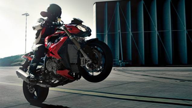 BMW lança naked S 1000 R 2014 | <a href="https://quatrorodas.abril.com.br/moto/noticias/bmw-lanca-naked-s-1000-r-2014-759362.shtml" rel="migration">Leia mais</a>