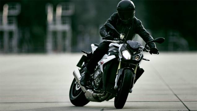 Motocicleta está equipada com o mesmo motor da superesportiva S 1000 RR | <a href="https://quatrorodas.abril.com.br/moto/noticias/bmw-lanca-naked-s-1000-r-2014-759362.shtml" rel="migration">Leia mais</a>