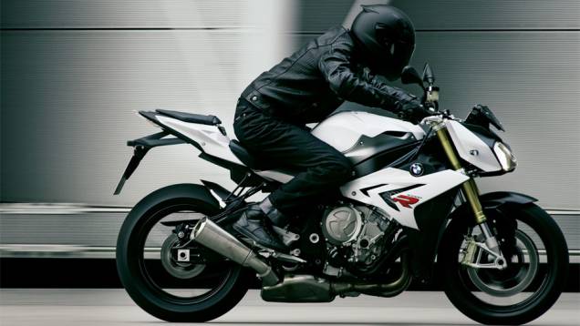 Seu torque máximo é de 11,42 mkgf a 9.500 rpm | <a href="https://quatrorodas.abril.com.br/moto/noticias/bmw-lanca-naked-s-1000-r-2014-759362.shtml" rel="migration">Leia mais</a>