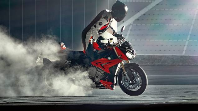 A nova naked musculosa da BMW tem tecnologia de sobra | <a href="https://quatrorodas.abril.com.br/moto/noticias/bmw-lanca-naked-s-1000-r-2014-759362.shtml" rel="migration">Leia mais</a> A nova naked musculosa da BMW tem tecnologia de sobra | <a href="https://quatrorodas.abril.com.br/moto/noticias/bmw-lanca-naked-s-1000-r-2014-759362.shtml" rel="migration">Leia mais</a>