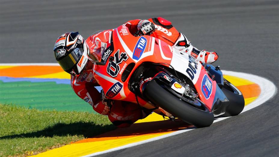 Depois das motos da Honda e da Yamaha, apareceu Dovizioso com a Ducati em nono | <a href="https://quatrorodas.abril.com.br/moto/noticias/motogp-marquez-largara-pole-valencia-759861.shtml" rel="migration">Leia mais</a>