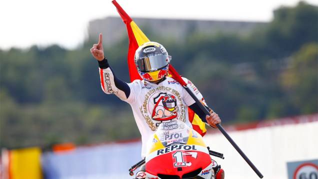 Márquez se tornou o mais jovem campeão da MotoGP | <a href="https://quatrorodas.abril.com.br/moto/noticias/lorenzo-vence-nao-impede-titulo-marquez-759873.shtml" rel="migration"></a>