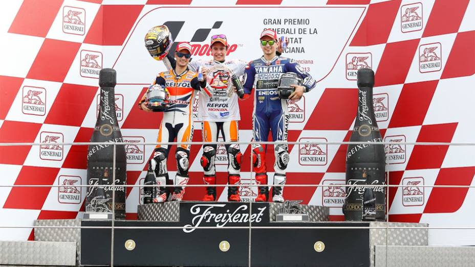 Marc Márquez terminou a Temporada 2013 da MotoGP com 334 pontos, 4 a mais que Lorenzo e 34 a mais que Pedrosa | <a href="https://quatrorodas.abril.com.br/moto/noticias/lorenzo-vence-nao-impede-titulo-marquez-759873.shtml" rel="migration"></a>