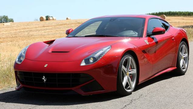 1) Ferrari F12berlinetta - Valor do IPVA 2013: R$ 101.293 - Valor venal, segundo tabela Fipe: R$ 2.532.325 - Ano: 2013 -Carro que esse IPVA pagaria: Honda Accord Sedã EX 2.0 16V 156cv Aut. (R$ 100.324,00)