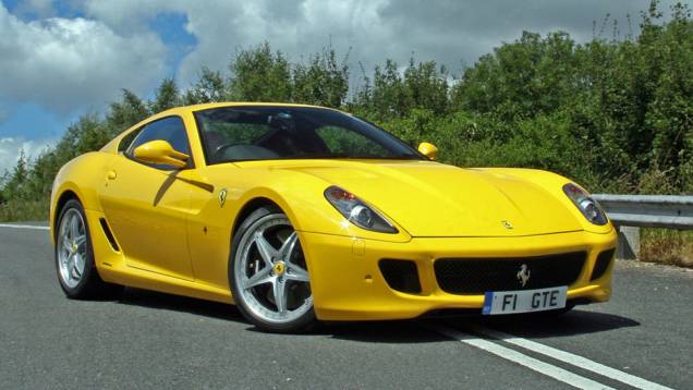 7) Ferrari 599 GTB - Valor do IPVA 2013: R$ 67.790 - Valor venal, segundo tabela Fipe: R$ 1.614.047 - Ano: 2012 - Carro que esse IPVA pagaria: Corolla XEi 2.0 Flex 16V Aut. 2014 (R$ 65.891)