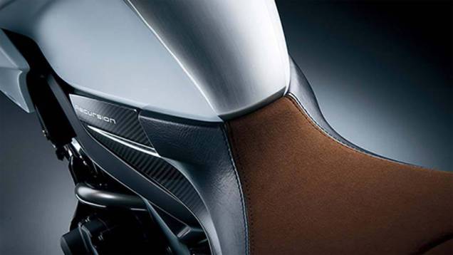 Detalhe do assento | <a href="https://quatrorodas.abril.com.br/moto/noticias/suzuki-mostra-recursion-concept-761664.shtml" rel="migration">Leia mais</a> Detalhe do assento | <a href="https://quatrorodas.abril.com.br/moto/noticias/suzuki-mostra-recursion-concept-761664.shtml" rel="migration">Leia mais</a>