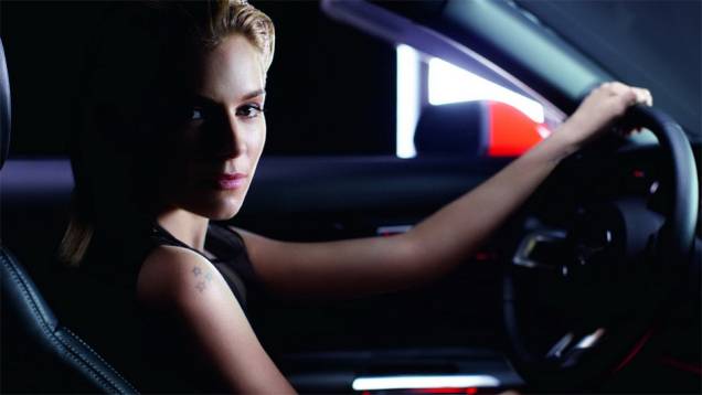 Atriz e modelo inglesa, Siena Miller faz uma bala dupla com esse carro, não acham? | <a href="https://quatrorodas.abril.com.br/blogs/planeta-carro/2013/12/06/nao-gostou-do-novo-mustang/" rel="migration">Leia mais</a> Atriz e modelo inglesa, Siena Miller faz uma bala dupla com esse carro, não acham? | <a href="https://quatrorodas.abril.com.br/blogs/planeta-carro/2013/12/06/nao-gostou-do-novo-mustang/" rel="migration">Leia mais</a>