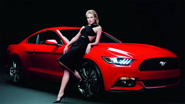 Siena Miller e Ford Mustang, sexy e elegante | <a href="https://quatrorodas.abril.com.br/blogs/planeta-carro/2013/12/06/nao-gostou-do-novo-mustang/" rel="migration">Leia mais</a>