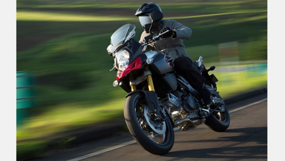 A Suzuki V-Strom 1000 ABS 2014 conta com motor bicilíndrico em V de 1037 cm³ | <a href="https://quatrorodas.abril.com.br/moto/noticias/suzuki-v-strom-1000-abs-chega-ao-brasil-junho-764535.shtml" rel="migration">Leia mais</a>
