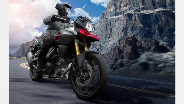 A potência máxima é de 101 cavalos a 8.000 rpm | <a href="https://quatrorodas.abril.com.br/moto/noticias/suzuki-v-strom-1000-abs-chega-ao-brasil-junho-764535.shtml" rel="migration">Leia mais</a>