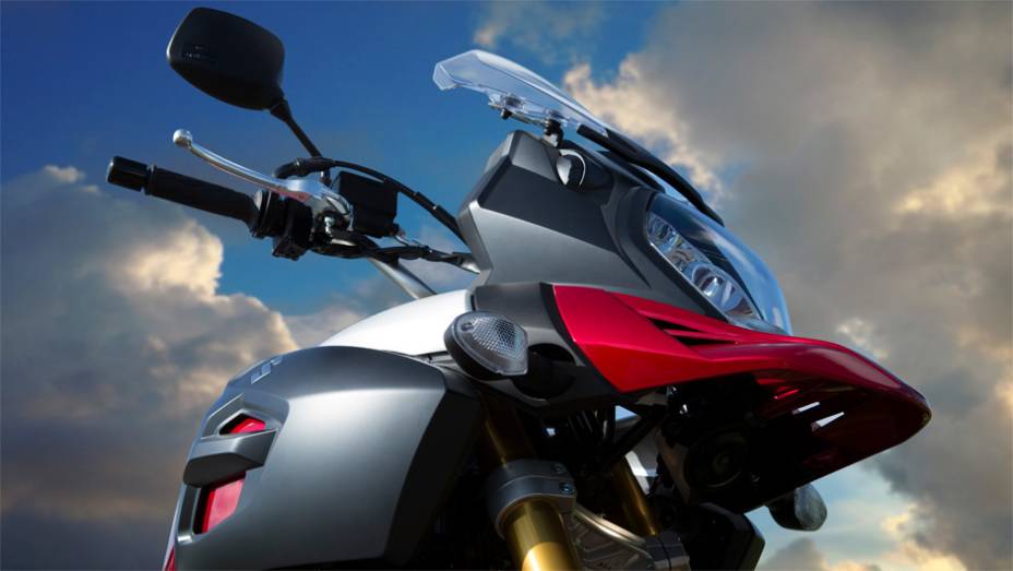 Disponível nas cores branca, preta, cáqui e vermelha, a motocicleta ainda não teve seu preço definido para o mercado brasileiro | <a href="https://quatrorodas.abril.com.br/moto/noticias/suzuki-v-strom-1000-abs-chega-ao-brasil-junho-764535.shtml" rel="migration"></a>