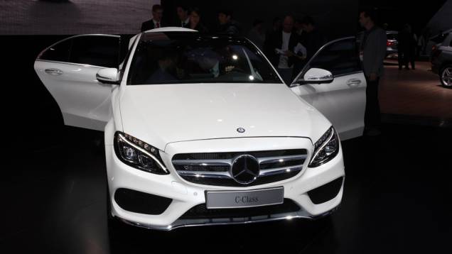 Mercedes-Benz Classe C | <a href="https://quatrorodas.abril.com.br/noticias/saloes/detroit-2014/mercedes-benz-apresenta-novo-classe-c-769335.shtml" rel="migration">Leia Mais</a>