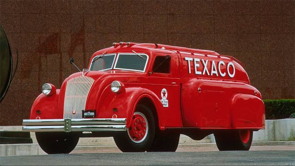 Tanker Truck (1939) - Nunca houve um Dodge Airflow de passeio, mas sim esse caminh&atilde;o com tanque embutido no revolucion&aacute;rio estilo streamline. Levava 4448 litros