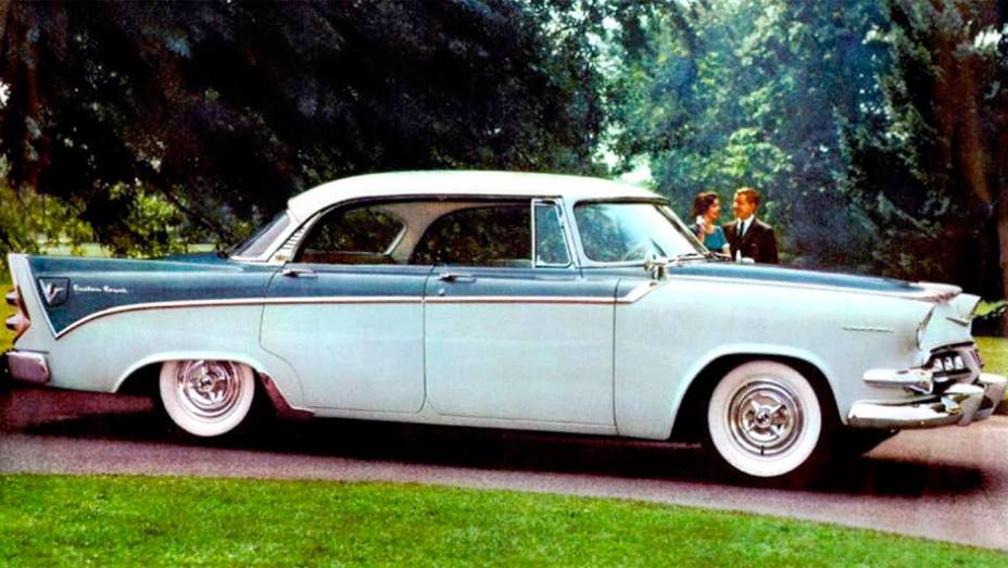 Custom Royal Lancer (1955) - Primeiro veio o V8 de 1953, depois o novo design com pintura em três cores de 1955. Com as barbatanas de 1956, essa série disparou o glamour da marca