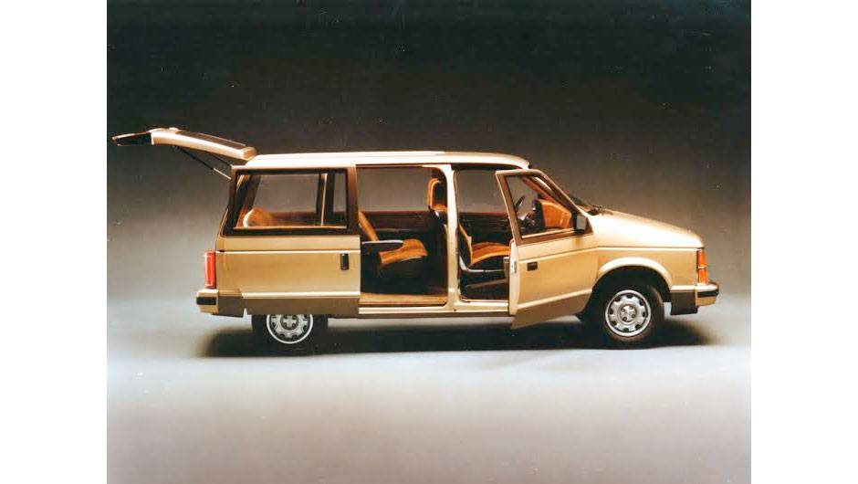 Caravan (1984) - O carro respons&aacute;vel pela febre das minivans nos anos 80 foi, ao lado dos compactos da plataforma K, (mais uma) t&aacute;bua da salva&ccedil;&atilde;o financeira da Chrysler