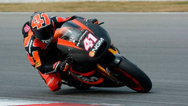 Com desempenho surpreendente, Aleix Espargaró ficou com o quarto lugar | <a href="https://quatrorodas.abril.com.br/moto/noticias/motogp-marc-marquez-insuperavel-malasia-772574.shtml" rel="migration">Leia mais</a> Com desempenho surpreendente, Aleix Espargaró ficou com o quarto lugar | <a href="https://quatrorodas.abril.com.br/moto/noticias/motogp-marc-marquez-insuperavel-malasia-772574.shtml" rel="migration">Leia mais</a>
