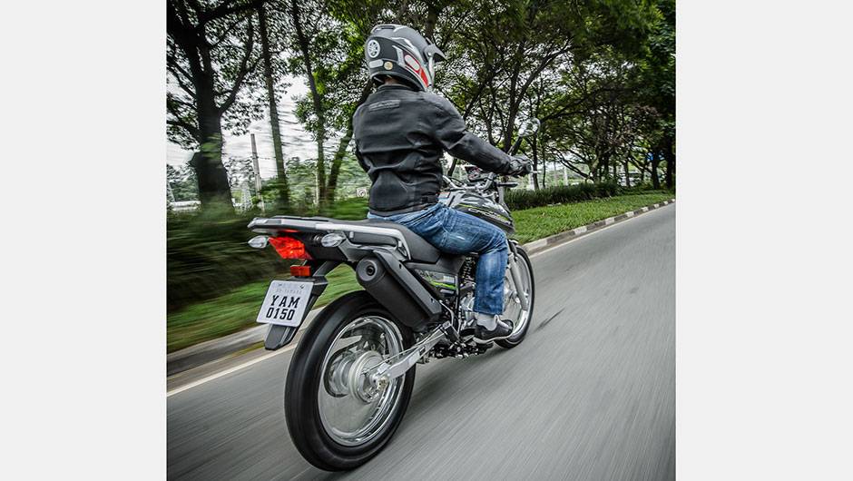 Seu escapamento, em &acirc;ngulo acentuado, foi inspirado nos modelos de alta cilindrada da Yamaha | <a href="https://quatrorodas.abril.com.br/moto/noticias/yamaha-lanca-crosser-150-r-9-050-00-773044.shtml" rel="migration">Leia mais</a>