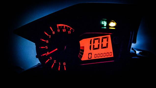 A Yamaha Crosser 150 possui painel com conta giros analógico e um visor LCD digital, indicador de marchas, marcador de combustível, velocímetro, hodômetro parcial e total | <a href="http://quatrorodas.abril.com.br/moto/noticias/yamaha-lanca-crosser-150-r-" rel="migration"></a>