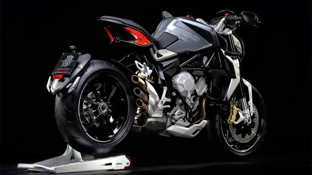 Modelo custará 13 490 euros na Itália | <a href="https://quatrorodas.abril.com.br/moto/noticias/mv-agusta-lanca-brutale-800-dragster-773077.shtml" rel="migration">Leia mais</a>