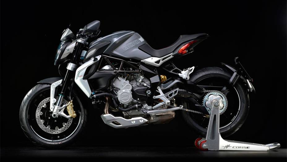 Motor tricilíndrico de 798 cc entrega 125 cavalos de potência | <a href="https://quatrorodas.abril.com.br/moto/noticias/mv-agusta-lanca-brutale-800-dragster-773077.shtml" rel="migration">Leia mais</a>