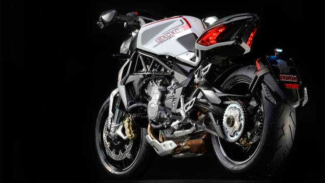 O modelo conta com uma traseira bastante peculiar e chamativa, devido ao pneu de 200 mm de largura | <a href="https://quatrorodas.abril.com.br/moto/noticias/mv-agusta-lanca-brutale-800-dragster-773077.shtml" rel="migration">Leia mais</a>