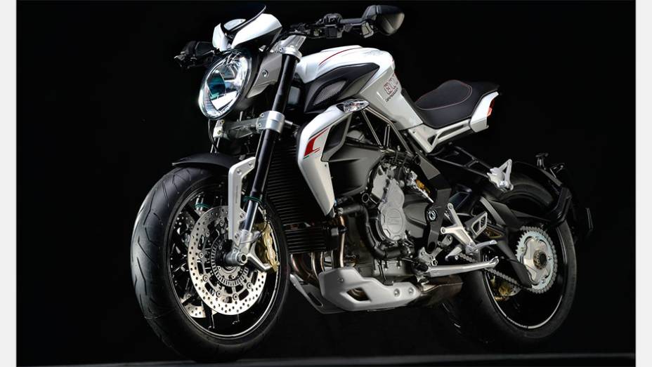 Torque máximo é de 8,26 mkgf a 8.600 rpm | <a href="https://quatrorodas.abril.com.br/moto/noticias/mv-agusta-lanca-brutale-800-dragster-773077.shtml" rel="migration">Leia mais</a>