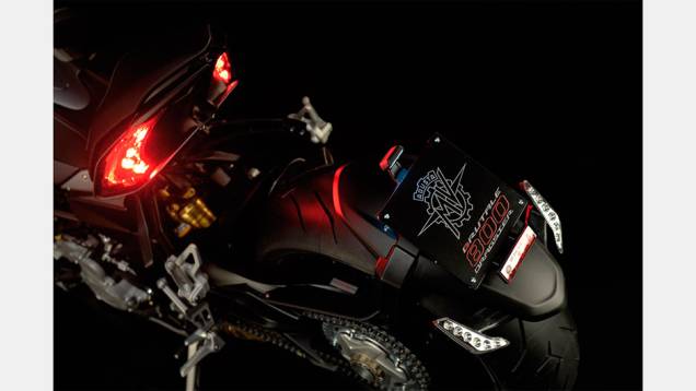 Detalhe da traseira | <a href="https://quatrorodas.abril.com.br/moto/noticias/mv-agusta-lanca-brutale-800-dragster-773077.shtml" rel="migration">Leia mais</a> Detalhe da traseira | <a href="https://quatrorodas.abril.com.br/moto/noticias/mv-agusta-lanca-brutale-800-dragster-773077.shtml" rel="migration">Leia mais</a>