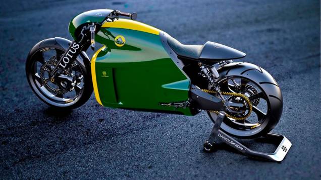 Modelo foi projetado pelo criador das lightcycles do filme Tron, Daniel Simon | <a href="https://quatrorodas.abril.com.br/moto/noticias/lotus-divulga-imagens-oficiais-c-01-2014-774284.shtml" rel="migration">Leia mais</a> Modelo foi projetado pelo criador das lightcycles do filme Tron, Daniel Simon | <a href="https://quatrorodas.abril.com.br/moto/noticias/lotus-divulga-imagens-oficiais-c-01-2014-774284.shtml" rel="migration">Leia mais</a>