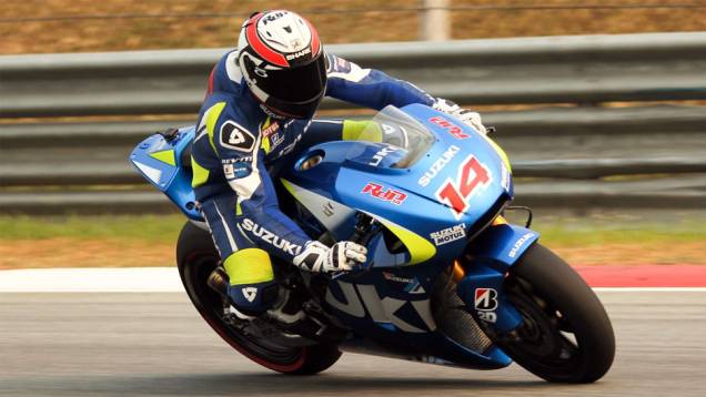 Randy de Puniet, testando pela equipe Team Suzuki MotoGP, foi o 12º melhor | <a href="https://quatrorodas.abril.com.br/moto/noticias/motogp-rossi-pedrosa-sao-mais-rapidos-sepang-775026.shtml" rel="migration">Leia mais</a>