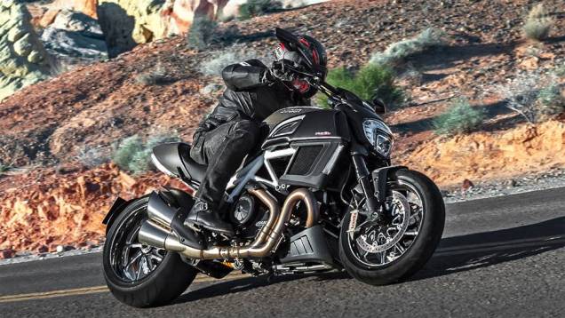 Ducati apresenta Diavel reestilizada | <a href="https://quatrorodas.abril.com.br/moto/noticias/ducati-apresenta-diavel-reestilizada-775578.shtml" rel="migration">Leia mais</a>