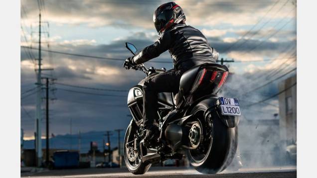 Fabricante italiana levou o modelo ao Salão de Genebra | <a href="https://quatrorodas.abril.com.br/moto/noticias/ducati-apresenta-diavel-reestilizada-775578.shtml" rel="migration">Leia mais</a> Fabricante italiana levou o modelo ao Salão de Genebra | <a href="https://quatrorodas.abril.com.br/moto/noticias/ducati-apresenta-diavel-reestilizada-775578.shtml" rel="migration">Leia mais</a>