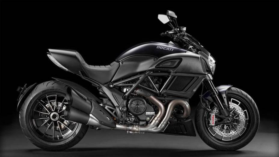 Moto conta com novas rodas de liga leve Marchesini de nove raios | <a href="https://quatrorodas.abril.com.br/moto/noticias/ducati-apresenta-diavel-reestilizada-775578.shtml" rel="migration">Leia mais</a>