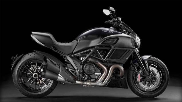 Moto conta com novas rodas de liga leve Marchesini de nove raios | <a href="https://quatrorodas.abril.com.br/moto/noticias/ducati-apresenta-diavel-reestilizada-775578.shtml" rel="migration">Leia mais</a>