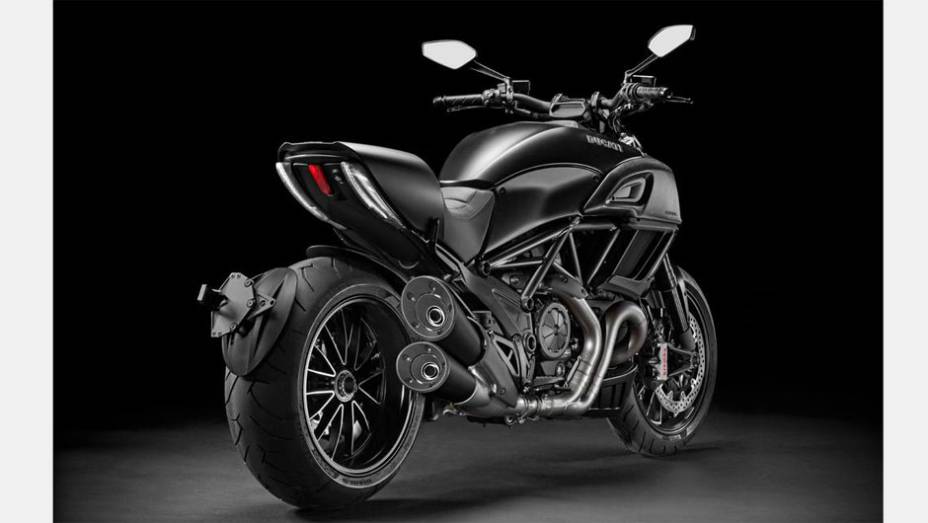 Modelo possui um escape volumoso 2-1-2 de 58 milímetros de diâmetro | <a href="https://quatrorodas.abril.com.br/moto/noticias/ducati-apresenta-diavel-reestilizada-775578.shtml" rel="migration">Leia mais</a>