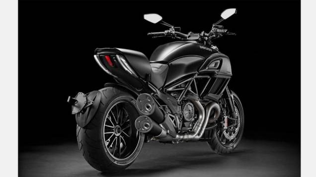 Modelo possui um escape volumoso 2-1-2 de 58 milímetros de diâmetro | <a href="https://quatrorodas.abril.com.br/moto/noticias/ducati-apresenta-diavel-reestilizada-775578.shtml" rel="migration">Leia mais</a> Modelo possui um escape volumoso 2-1-2 de 58 milímetros de diâmetro | <a href="https://quatrorodas.abril.com.br/moto/noticias/ducati-apresenta-diavel-reestilizada-775578.shtml" rel="migration">Leia mais</a>