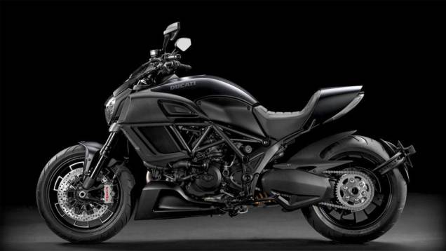 A Ducati Diavel 2014 conta com garfo Marzocchi de 50 mm, freios a disco com pinças Brembo monobloco e ABS Bosch 9MP como itens padrão | <a href="https://quatrorodas.abril.com.br/moto/noticias/ducati-apresenta-diavel-reestilizada-775578.shtml" rel="migration">Leia mais</a> A Ducati Diavel 2014 conta com garfo Marzocchi de 50 mm, freios a disco com pinças Brembo monobloco e ABS Bosch 9MP como itens padrão | <a href="https://quatrorodas.abril.com.br/moto/noticias/ducati-apresenta-diavel-reestilizada-775578.shtml" rel="migration">Leia mais</a>