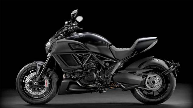 A Ducati Diavel 2014 conta com garfo Marzocchi de 50 mm, freios a disco com pinças Brembo monobloco e ABS Bosch 9MP como itens padrão | <a href="https://quatrorodas.abril.com.br/moto/noticias/ducati-apresenta-diavel-reestilizada-775578.shtml" rel="migration">Leia mais</a>