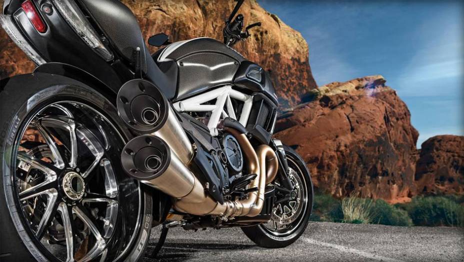 O motor é umTestastretta 11 DS de 162 cavalos a 9.500 rpm e 13,3 mkgf de torque a 8.000 rpm | <a href="https://quatrorodas.abril.com.br/moto/noticias/ducati-apresenta-diavel-reestilizada-775578.shtml" rel="migration">Leia mais</a>