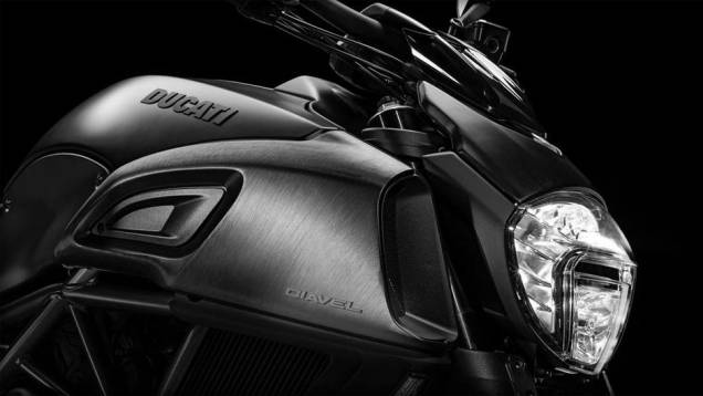 Detalhe dos novos faróis em LED | <a href="https://quatrorodas.abril.com.br/moto/noticias/ducati-apresenta-diavel-reestilizada-775578.shtml" rel="migration">Leia mais</a>