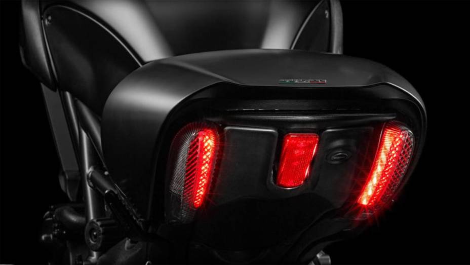 Detalhe da lanterna traseira | <a href="https://quatrorodas.abril.com.br/moto/noticias/ducati-apresenta-diavel-reestilizada-775578.shtml" rel="migration">Leia mais</a>