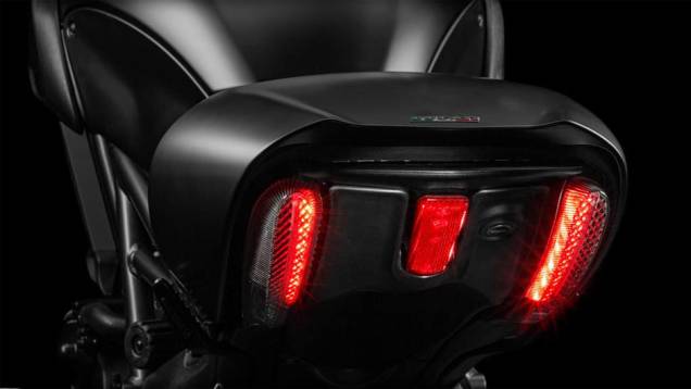 Detalhe da lanterna traseira | <a href="https://quatrorodas.abril.com.br/moto/noticias/ducati-apresenta-diavel-reestilizada-775578.shtml" rel="migration">Leia mais</a> Detalhe da lanterna traseira | <a href="https://quatrorodas.abril.com.br/moto/noticias/ducati-apresenta-diavel-reestilizada-775578.shtml" rel="migration">Leia mais</a>