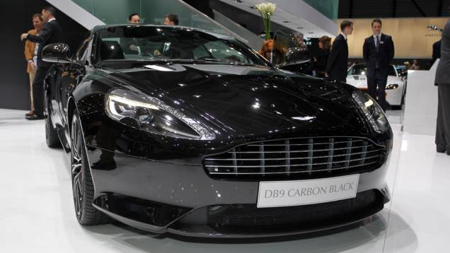 Aston Martin DB9 Carbon Black | <a href="https://quatrorodas.abril.com.br/noticias/saloes/genebra-2014/aston-martin-levara-edicoes-especiais-vantage-db9-genebra-774029.shtml" rel="migration">Leia mais</a> | <a href="https://quatrorodas.abril.com.br/galerias/saloes/genebra/2" rel="migration"></a>